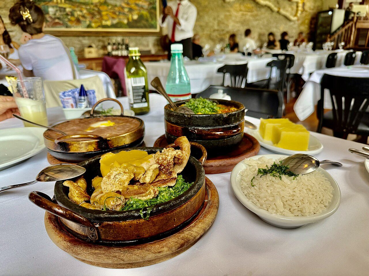 Frango com quiabo e angu na panela de pedra, com tutu e arroz branco, em restaurante de Ouro Preto