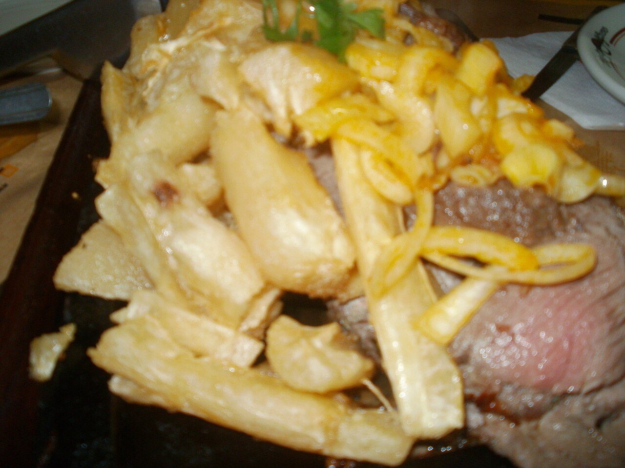 Carne de sol com macaxeira e cebola dourada servida em chapa